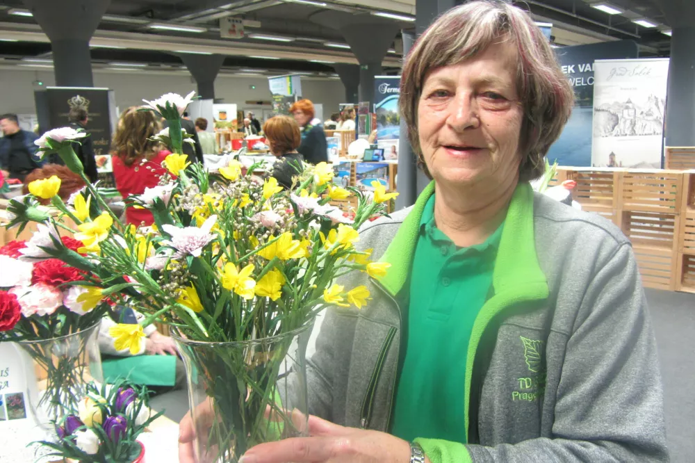 Njeno cvetje je tako nežno in kljub temu, da ga je Slavica Smodi&scaron; iz TD Pragersko Gaj naredila s svojimi rokami, vabljivo in avtentično. 21. in 22. marca vabijo na 8. Mednarodno razstavo "Cvetja, ki ne ovene". V telovadnico &scaron;ole na Pragerskem.