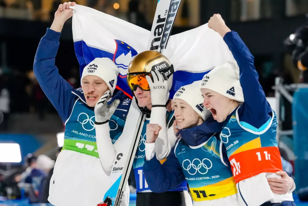 Nika Vodan, from right, Nika Prevc, Domen Prevc, and Anze Lanisek, of Slovenia, celebrate after winning the gold medal in the ski jumping mixed team competition at the 2026 Winter Olympics, in Predazzo, Italy, Tuesday, Feb. 10, 2026. (AP Photo/Evgeniy Maloletka) / Foto: Evgeniy Maloletka