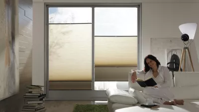 To vam lahko uspe z NOTRANJO OKENSKO DEKORACIJO. Naj bodo roloji, Plise ali Duette® senčila. S premišljeno izbiro barve in sistema upravljanja pridobite ne le senčilo, temveč tudi lep kos okenske dekoracije.ROLOJI so na trgu že mnogo let, marsikdo bi se vprašal, kaj je tu lahko novega?Res težko, pa kljub vsemu. Vsako leto se izboljšujejo mehanizmi za upravljanje; enostavne PVC materiale izpodrivajo kovinski detajli, tkanine so bolje obdelane in imajo tako daljšo življenjsko dobo.V povezavi z bogato izbiro tkanin dobimo izjemen izdelek, gladkih enostavnih linij, zelo priljubljeno v moderni arhitekturi.Poseben tip roloja se imenuje DUO ROLO.Po sistemu delovanja in montaže oz. umestitve v prostor je zelo podoben klasičnemu prostovisečemu roloju, posebnost je tkanina, ki je razdeljena na popolnoma transparentne in na netransparentne pasove. Ker blago teče dvoplastno, imamo omogočeno popolno ali le delno zasenčitev. PLISE ZAVESE odlikuje izjemna praktičnost, enostavnost, hkrati pa izjemna dekorativnost in kvaliteta senčenja. Upravljanje je ročno, posebnost pliseja je, da je ta hip edino senčilo, ki ga lahko odpiramo od spodaj navzgor. To je pogosto dobrodošlo v kuhinjah, da je pogled na funkcionalne površine zastrt, pogled skozi zgornji del steklene površine pa ostaja odprt. Poleg tega so pliseji idealna rešitev za okna nepravilnih oblik, tako trikotnih, trapezoidnih, kot polokroglih.DUETTE® senčila spadajo v družino plise senčil. Razlika, ki je pravzaprav najpomembnejša, je ta, da je tkanina Duette® tkana kot satovje, torej dvojna. To prinaša nekaj dobrodošlih lastnosti. Senčila Duette® pozimi v prostoru prihranijo do 12 %energije. Poleti ščitijo pred soncem, topel zrak tako ostane med senčilom ter steklom in se na tak način prostor manj segreva. Hkrati nudijo dodatno zvočno izolacijo. v