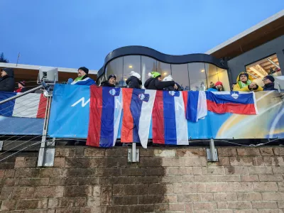 Slovenski navijači so se hitro združili na tribunah.