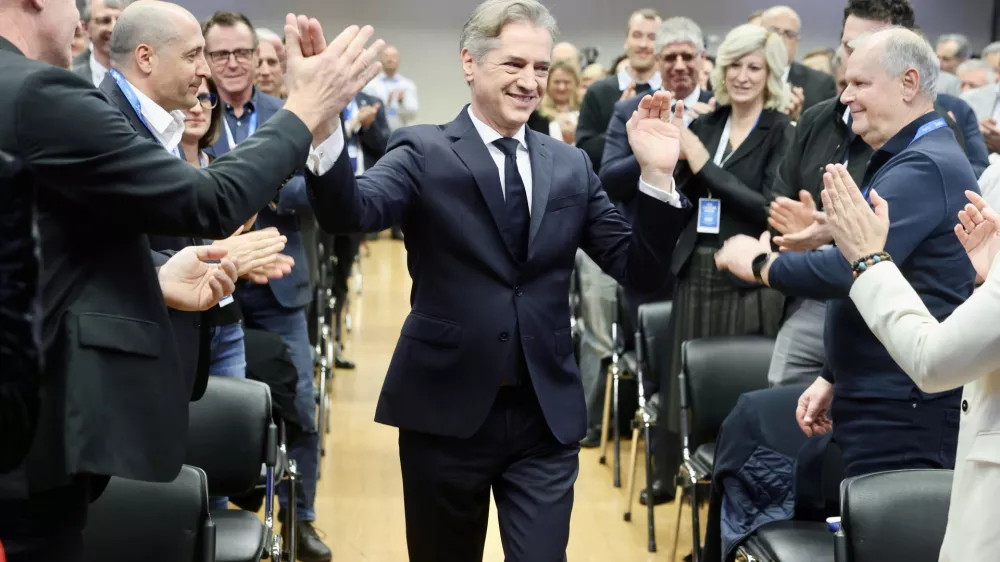 Golob pravi, da je hi&scaron;a prenovljena, ne pa &scaron;e dokončana