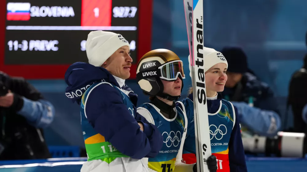 Italija, Predazzo.Zimske olimpijske igre 2026.Smucarski skoki, mesane ekipe.Slovenski skakalci Anze Lanisek, Nika Prevc in Nika Vodan.