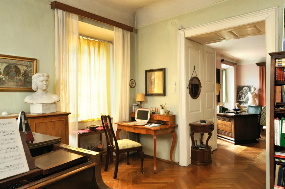 Ljubljansko pohi&scaron;tvo za Tita, &scaron;ejke in cesarja