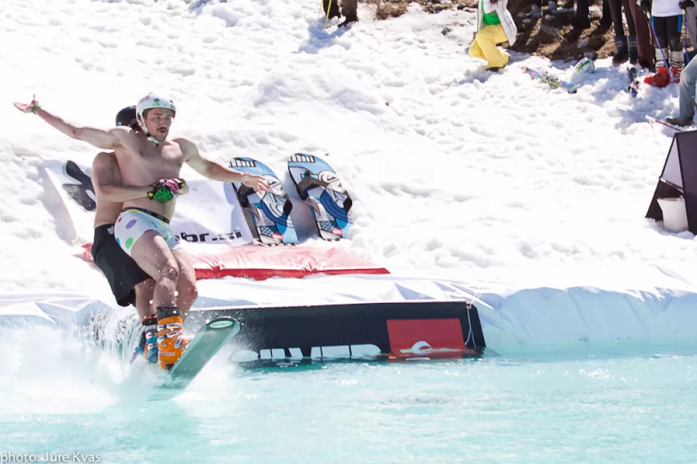 Glavni atrakciji dnevnega programa bosta tekmovanje na Luži in zabava na Slip'n Slide toboganu (&scaron;tevilo mest je omejeno). Za neomejeno zabave pa bodo v bližini Luže &scaron;e &scaron;tevilni rekreativni izzivi Smučarske zveze Slovenije, aktivacije partnerjev dogodka, hrana, pijača ter zabava z didžejem in MC-jem.