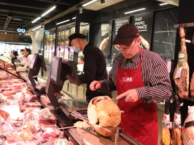 - velikonočna &scaron;unka -&nbsp;- 15.04.2022 &ndash; Maximarket - trgovina Mercator MAXI, Trg republike 1 v Ljubljani&nbsp;//FOTO: Bojan Velikonja