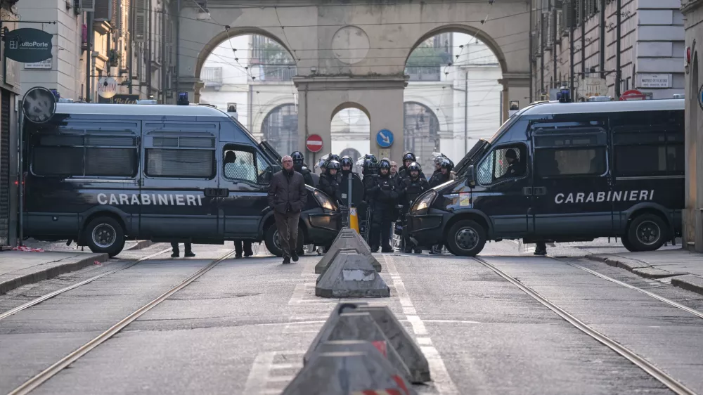 31 January 2026, Italy, Turin: Police officers are deployed during a national demonstration following the eviction of the Askatasuna social center in December 2025, which has established Turin as a key reference point for anarchist, antifascist, and radical left movements. Photo: Elena Vizzoca/SOPA Images via ZUMA Press Wire/dpa