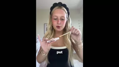 Prizor iz enega izmed videev z natančno razlago, kaj moramo storiti, da dobimo izpu&scaron;čaje. / Foto: Zajem Zaslona/tiktok@blondebeachmermaid