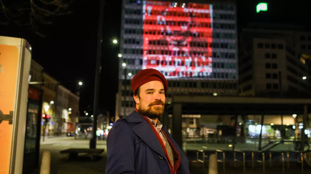 - Du&scaron;an Josip Smodej, kurator in direktor Fotopuba04.04.2022.- Portret Vladimirja Putina napolnjen s krvjo ukrajinskih borcev projeciran na stavbi Metalka, v centru Ljubljane. Projekt, ki nastaja v sodelovanju s Fotopubom, predstavlja umetni&scaron;ko delo v franciji živečega ruskega umetnika Andreja Molodkina. Umetnikovi prijatelji so za projekt svojo kri darovali, preden so se vrnili v Ukrajino, kjer se borijo za svojo državo.//FOTO: Bojan Velikonja