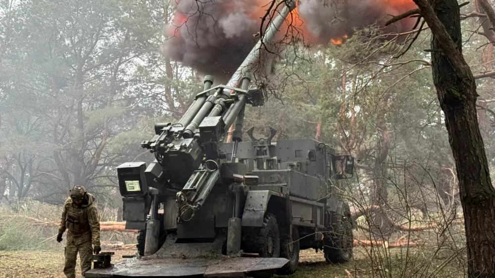 Ukrainian servicemen fire a Caesar self-propelled howitzer towards Russian troops at a position on the front line, amid Russia's attack on Ukraine, in Zaporizhzhia region, Ukraine February 16, 2026. Picture taken with a mobile phone. REUTERS/Stringer