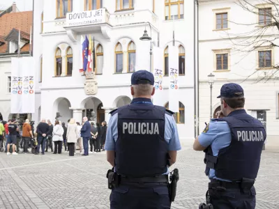 Novo mesto.Predsednica republike Natasa Pirc Musar je pred klubom LokalPatriot prizgala sveco v poklon Alesu Sutarju, ki je na tem mestu pred tednom dni tragicno izgubil zivljenje. Nato se je sestala z zupanom Mestne obcine Novo mesto Gregorjem Macedonijem, predsednikom Krajevne skupnosti Bucna vas Milanom Tramtetom in romskim predstavnikom Zoranom Grmom.