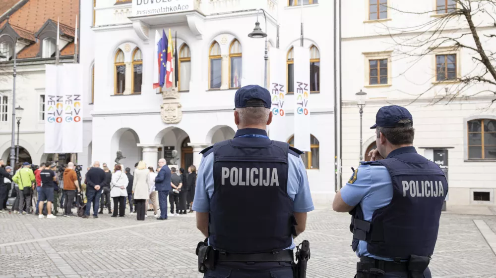 Novo mesto.Predsednica republike Natasa Pirc Musar je pred klubom LokalPatriot prizgala sveco v poklon Alesu Sutarju, ki je na tem mestu pred tednom dni tragicno izgubil zivljenje. Nato se je sestala z zupanom Mestne obcine Novo mesto Gregorjem Macedonijem, predsednikom Krajevne skupnosti Bucna vas Milanom Tramtetom in romskim predstavnikom Zoranom Grmom.