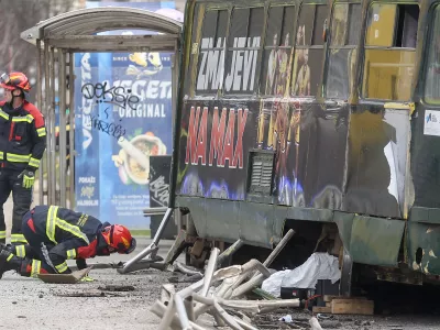 12.02.2026., Sarajevo, Bosna i Hercegovina - Na glavnoj gradskoj prometnici, u ulici Zmaja od Bosne tramvaj je iskocio iz tracnica pri cemu je ostecena i tramvajska stanica. Hitne sluzbe su na terenu, u nesreci je ozlijedjeno nekoliko osoba. Photo: Armin Durgut/PIXSELL
