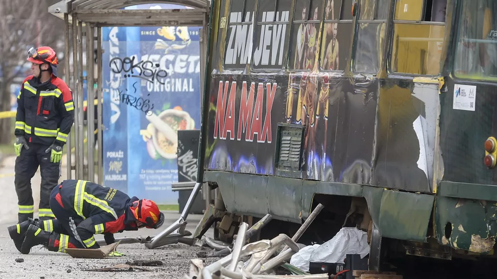 12.02.2026., Sarajevo, Bosna i Hercegovina - Na glavnoj gradskoj prometnici, u ulici Zmaja od Bosne tramvaj je iskocio iz tracnica pri cemu je ostecena i tramvajska stanica. Hitne sluzbe su na terenu, u nesreci je ozlijedjeno nekoliko osoba. Photo: Armin Durgut/PIXSELL