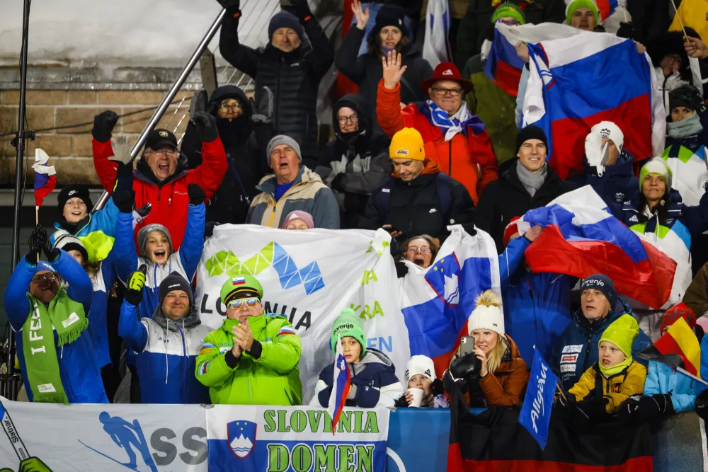 Italija, Predazzo.Zimske olimpijske igre 2026.Smucarski skoki, velika skakalnica, superekipna tekma moskih dvojic, tretja serija.Slovenski navijaci.