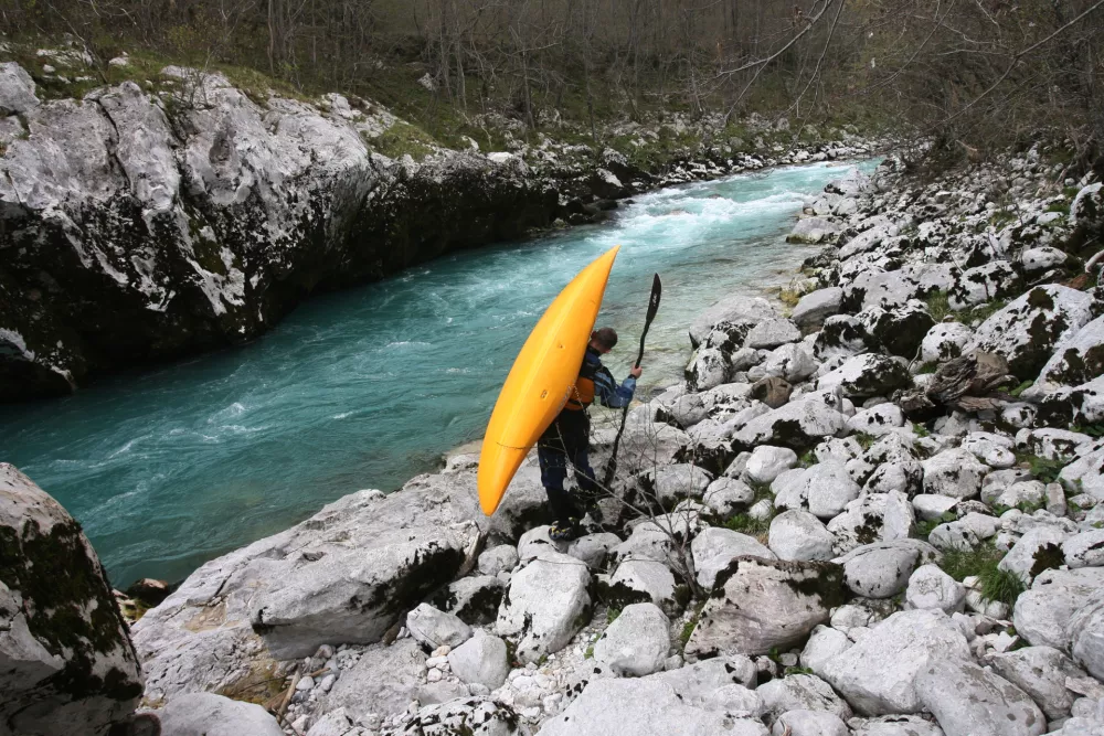 Zaradi spora med občinami plovba po Soči zelo draga