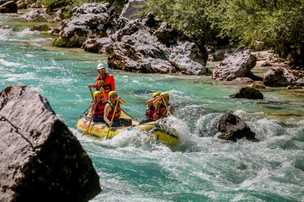 Zaradi spora med občinami plovba po Soči zelo draga