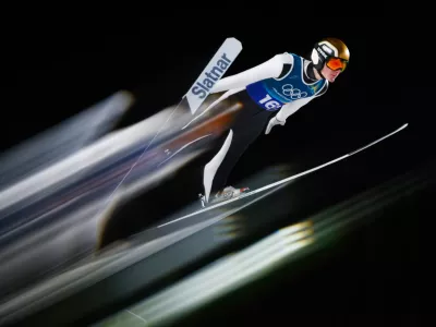 Italija, Predazzo.Zimske olimpijske igre 2026.Smucarski skoki, velika skakalnica, superekipna tekma moskih dvojic.Slovenski skakalec Domen Prevc.