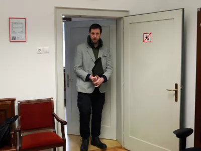 Sumili so ga poveličevanja terorizma, preganjajo ga zaradi nasilja nad očetom