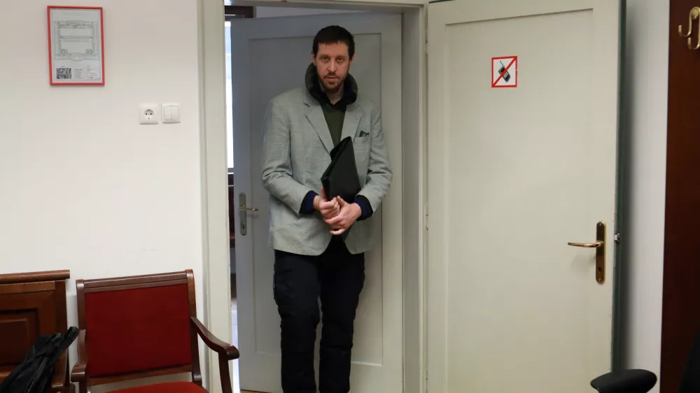 Sumili so ga poveličevanja terorizma, preganjajo ga zaradi nasilja nad očetom