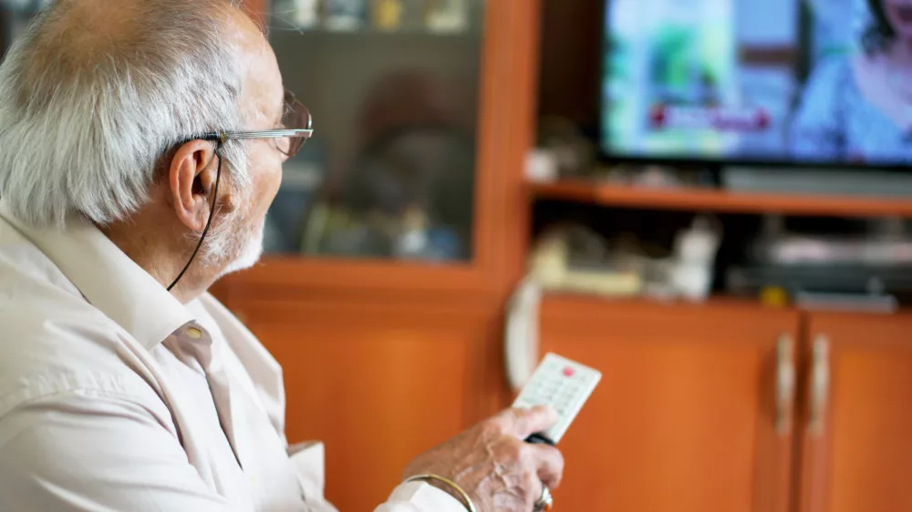 Včasih pa se obrestuje, če si pogledamo kak&scaron;en televizijski oglas. / Foto: Istock