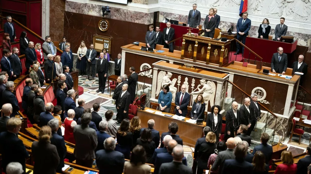 Minuta molka v francoskem parlamentu v spomin pokojnemu Quentina Deranqueju. Foto: Profimedia