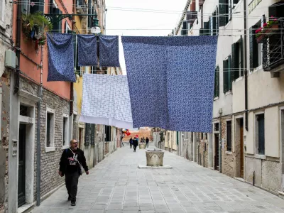 - Simbolična fotografija, pranje, Benetke, su&scaron;enje perila -- 21.04.2022 &ndash; ITALIJA - 59. Mednarodna razstava likovnih umetnosti Bene&scaron;ki bienale 2022//FOTO: Bojan Velikonja