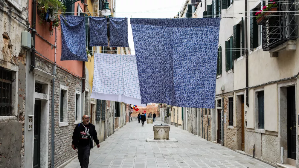 - Simbolična fotografija, pranje, Benetke, su&scaron;enje perila -- 21.04.2022 &ndash; ITALIJA - 59. Mednarodna razstava likovnih umetnosti Bene&scaron;ki bienale 2022//FOTO: Bojan Velikonja