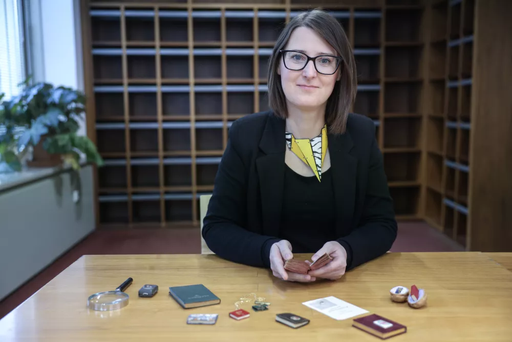 Fascinantne male stvarce: Miniaturne knjige, ki so jih kupovali za srečo