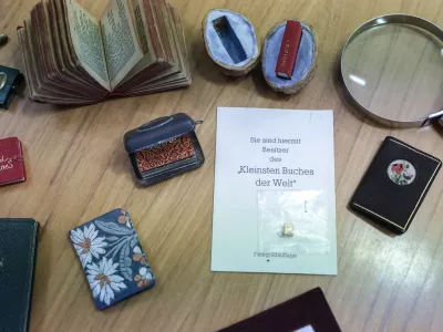 Fascinantne male stvarce: Miniaturne knjige, ki so jih kupovali za srečo
