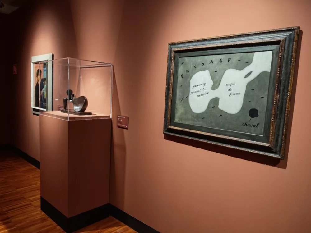 Magritte, Giacometti in v ozadju Giorgio de Cirico / Foto: Miha &Scaron;tamcar