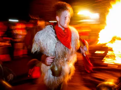 - kurenti so si nadeli zvonce - zaplesali ob ognju in tako začeli odganjati zimo in zlo - 53. Kurentovanje na Ptuju 2013, pod sloganom Prebudi mistično v sebi - kurentov skok - kurent - zvonec - //FOTO: Bojan Velikonja