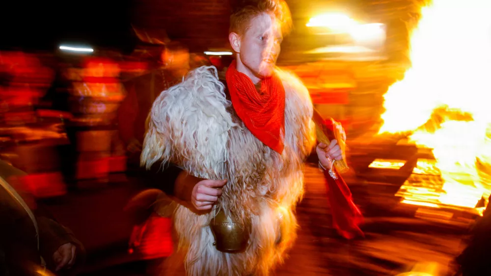 - kurenti so si nadeli zvonce - zaplesali ob ognju in tako začeli odganjati zimo in zlo - 53. Kurentovanje na Ptuju 2013, pod sloganom Prebudi mistično v sebi - kurentov skok - kurent - zvonec - //FOTO: Bojan Velikonja