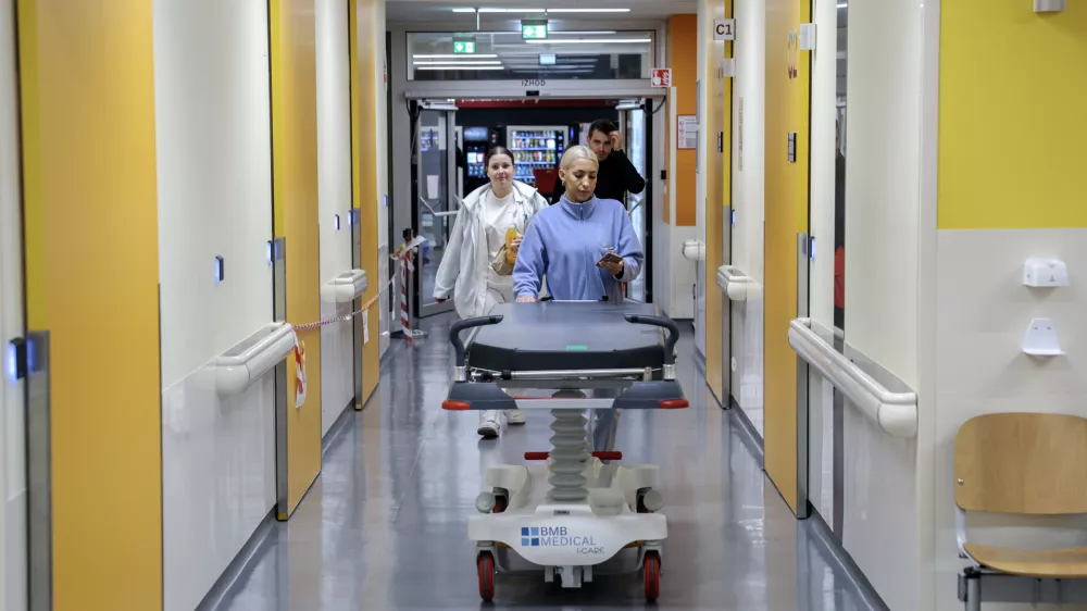 - simbolična fotografija - zdravstvo, zdravnik, medicinska sestra, medicinsko osebje, pacient, bolnica, bolni&scaron;nica- 12.03.2025 - ministrica za zdravje Valentina Prevolnik Rupel si je na delovnem obisku v Univerzitetnem kliničnem centru (UKC) ogledala tekoče investicije//FOTO: Jaka Gasar