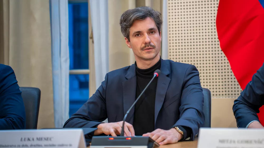 Ljubljana, vlada.Novinarska konferenca po seji Ekonomsko-socialnega sveta.Minister za delo, druzino, socialne zadeve in enake moznosti Luka Mesec.