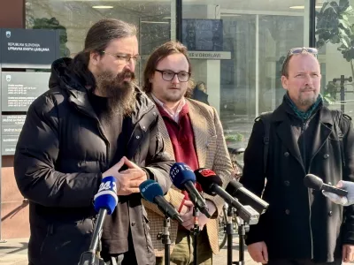 Ljubljana, pred Upravno enoto Bezigrad.Novinarska konferenca Piratov ob vlaganju list za drzavnozborske volitve.Predsednik stranke Pirati Jasmin Feratovic.