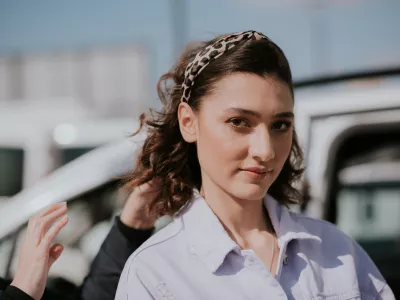 blagovna znamka Mass leto praznuje 30 let in tudi v čast tej obletnici je pod taktirko režiserja Sa&scaron;e Hessa nastal televizijski oglas, ki je prava pa&scaron;a za oči in u&scaron;esa. Za glasbeno podlago sta poskrbela producent Martin &Scaron;tibernik in Zala Djuric, ki je odpela priredbo uspe&scaron;nice "These Boots Are Made for Walkin."Na kaj vse pomislimo ob besedi Mass? Obutev, v trendu, moda, spro&scaron;čeno, elegantno, slovensko, sezone, zabava, lepota, gibanje, čevlji, korak, izbira &hellip; Vse na&scaron;teto je tudi rdeča nit oglasa, ki je pod izku&scaron;eno režisersko taktriko Sa&scaron;e Hessa lepe in sončne marčevske nedelje nastajal na različnih lokacijah na Reki in v Opatiji. Izbira lokacij v Kvarnerskem zalivu ni bila naključje, saj je blagovna znamka tudi močno povezana s Hrva&scaron;ko, kjer je kupcem na voljo raznolika in bogata ponudba obutve v 26-ih trgovinah po vsej državi. Poleg trgovin po Sloveniji in na Hrva&scaron;kem, pa so pri Massu pred kratkim odprli tudi spletno trgovino. Seveda se v spotu vse vrti okoli obutve in modelov kolekcije pomlad/poletje, ki že polni prodajne police trgovin Mass. Koreografija, ki jo je sestavil priznani plesni strokovnjak Dario &Scaron;egovič, se je osredotočila na čevlje in noge in je prava pa&scaron;a za oči. Izvrstno je ujel duh blagovne znamke Mass, moderni in trendi stajlingi pa bodo zagotovo navdih za marsikatero modno kombinacijo. Estetika režiserja Hessa, ki je oglas tudi konceptualno zasnoval, je tista, ki bo ljubiteljem obutve zagotovo pospe&scaron;ila utrip, s svojo mladostno energijo pa so svoje dodali tudi nastopajoči. Pri Massu so se tokrat odločili, da bodo namesto modelov nastopili mladi in nadarjeni slovenski plesalci Ana Vičič, Sara Ple&scaron;ko, Nik Kidrič, Ale&scaron; Ivanu&scaron;a, gimnastičarka Lara Neme&scaron; in pevka in igralka Zala Djuric. Zala je posnela tudi glasbeno podlago za oglas, priredbo uspe&scaron;nice "These Boots Are Made for Walkin", ki pa so jo samo za Mass malo priredili. Namesto "boots" namreč Zala v oglasu zapoje "shoes", nastala pa je v sodelovanju s producentom Martinom &Scaron;tibernikom. 