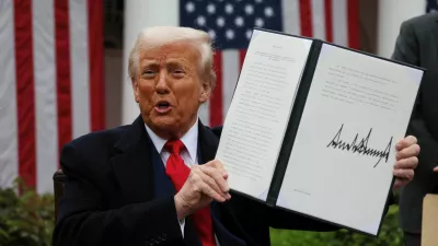 FILE PHOTO: U.S. President Donald Trump holds a signed executive order on tariffs, in the Rose Garden at the White House in Washington, D.C., U.S., April 2, 2025. REUTERS/Leah Millis/File Photo / Foto: Leah Millis