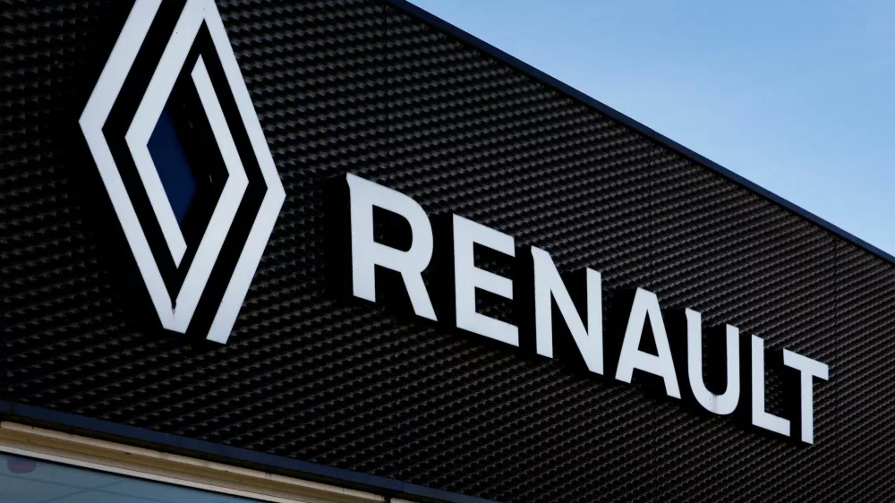 FILE PHOTO: A logo of Renault is seen outside a Renault car dealer in Arnhem, Netherlands February 18, 2025. REUTERS/Piroschka van de Wouw/File Photo/File Photo