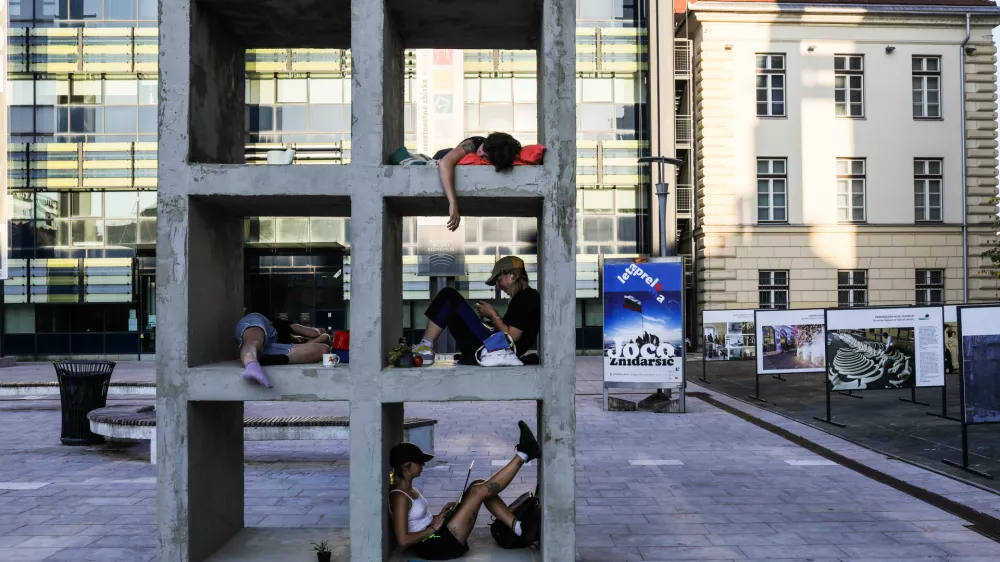 simbolična fotografija - stanovanjska kriza, stanovanjska politika.- 19.08.2021- umetni&scaron;ka instalacija in performans 'Spomenik stanovanjski krizi', v izvedbi umetni&scaron;kega kolektiva Kvadratni meter,FOTO: Bojan Velikonja