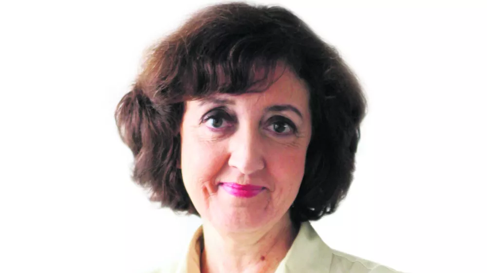 ?Ranka Ivelja, kolumnistka- Dnevnik 2016 - portreti za komentarje in kolumne - kolumnisti - novinarji - novinarka//FOTO: Tomaž Skale------barvno, belo ozadje, za kolumno, PERMANENT!!!