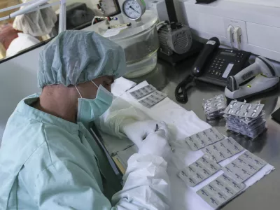 - proizvodnja zdravil - biofarmacevtski izdelki - probioti?no zdravilo Linex - farmacija - zdravila - zdravstvo -- 23.04.2015 - Podjetje Sandoz Biofarmacevtika LEK Menge?, farmacevtsko podjetje - razvoj podobnih biolo?kih zdravil, dogodek z naslovom Pomen mikrobiote in probiote za na?e zdravje in ogled prizvodnje linije:,  //FOTO: Jaka Gasar / Foto: Jaka Gasar