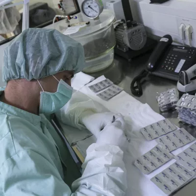 - proizvodnja zdravil - biofarmacevtski izdelki - probioti?no zdravilo Linex - farmacija - zdravila - zdravstvo -- 23.04.2015 - Podjetje Sandoz Biofarmacevtika LEK Menge?, farmacevtsko podjetje - razvoj podobnih biolo?kih zdravil, dogodek z naslovom Pomen mikrobiote in probiote za na?e zdravje in ogled prizvodnje linije:,  //FOTO: Jaka Gasar / Foto: Jaka Gasar