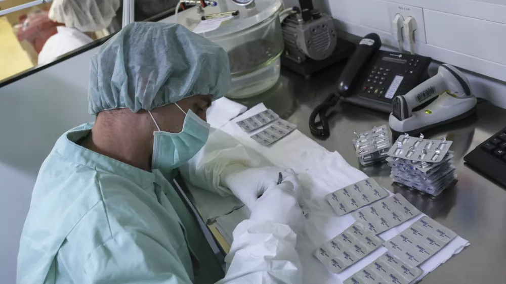 - proizvodnja zdravil - biofarmacevtski izdelki - probioti?no zdravilo Linex - farmacija - zdravila - zdravstvo -- 23.04.2015 - Podjetje Sandoz Biofarmacevtika LEK Menge?, farmacevtsko podjetje - razvoj podobnih biolo?kih zdravil, dogodek z naslovom Pomen mikrobiote in probiote za na?e zdravje in ogled prizvodnje linije:,  //FOTO: Jaka Gasar / Foto: Jaka Gasar