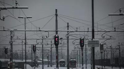 železnice, želežniški promet, tir - železniška proga - semafor - službena in intervencijska pot - - 30.1.2014 - zasnežena Ljubljana - zima - sneg - sneženje  //FOTO: Luka Cjuha.