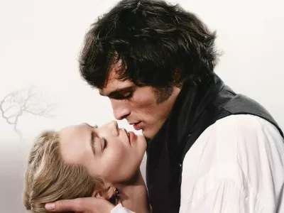 Avstralska zvezdnika Margot Robbie in Jacob Elordi v najnovej&scaron;i filmski reinterpretaciji knjižne klasike Viharni vrh. F Warner Bros. Pictures