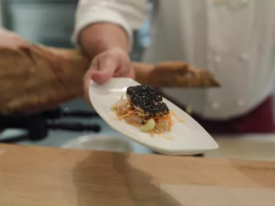 - hrana na krožniku - sestavljena jed - kulinarika - gastronomija- 13.10.2014 - Gostinski lokal TaBar - restavracija za ljubitelje &scaron;panskega tapasa in vinski bar, Ribji trg 6 v Ljubljani   //FOTO: Luka Cjuha.