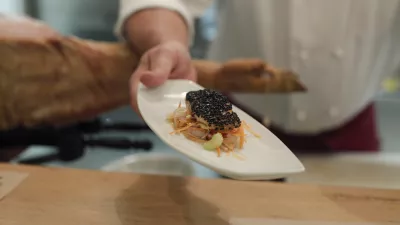 - hrana na krožniku - sestavljena jed - kulinarika - gastronomija- 13.10.2014 - Gostinski lokal TaBar - restavracija za ljubitelje &scaron;panskega tapasa in vinski bar, Ribji trg 6 v Ljubljani   //FOTO: Luka Cjuha.