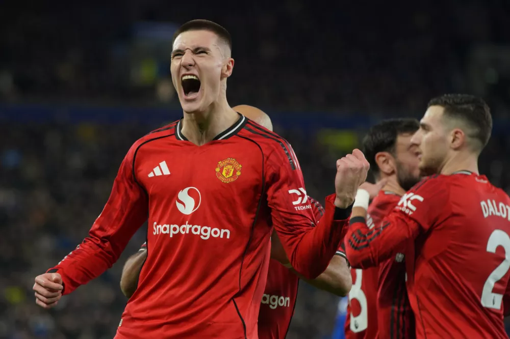 Manchester United's Benjamin Sesko celebrates after scoring during the Premier League soccer match between Manchester United and Everton in Liverpool, England, Monday, Feb. 23, 2026. (AP Photo/Ian Hodgson) / Foto: Ian Hodgson