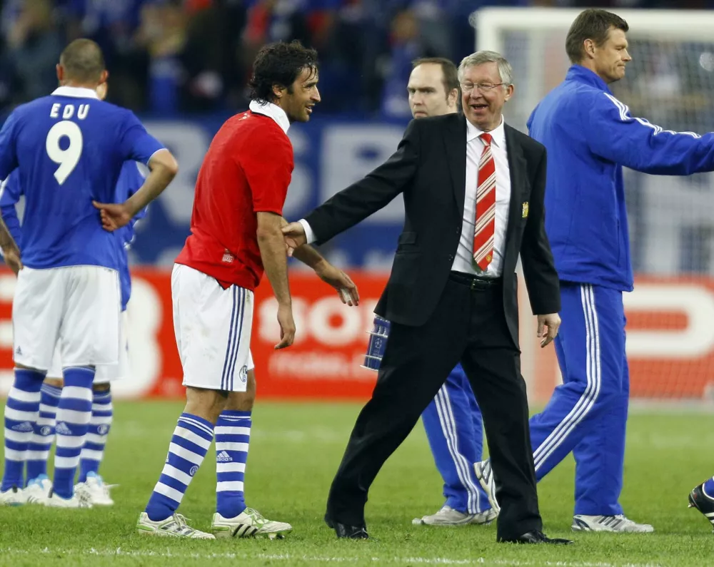 Schalke 04's Raul (L) is comforted by Manchester United manager Alex Ferguson following their Champions League semi-final first leg soccer match in Gelsenkirchen April 26, 2011.     REUTERS/Wolfgang Rattay (GERMANY - Tags: SPORT SOCCER) / Foto: Wolfgang Rattay