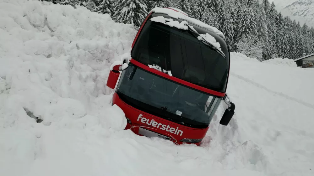 Eine Lawine hat im Lech nahe der Ortschaft Bach einen Reisebus mitgerissen. Wie durch ein Wunder wurden die 12 Insassen nicht verletzt, der Bus jedoch von der Stra&szlig;e gerissen. Die Bergungsarbeiten sollen nach dem Mittag beginnen. Bach Lechtal Arlberg &Ouml;sterreich *** An avalanche has swept away a coach in the Lech near the village of Bach Miraculously, the 12 passengers were not injured, but the coach was torn off the road Recovery work is due to begin after midday Bach Lechtal Arlberg Austria,Image: 1076718281, License: Rights-managed, Restrictions: imago is entitled to issue a simple usage license at the time of provision. Personality and trademark rights as well as copyright laws regarding art-works shown must be observed. Commercial use at your own risk., Model Release: no